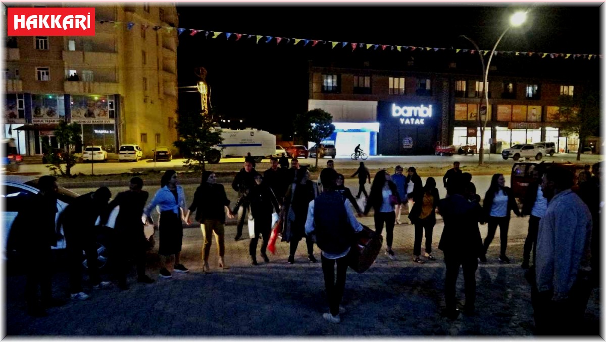 Yüksekova'da Erdoğan'ın kazanması halaylarla kutlandı