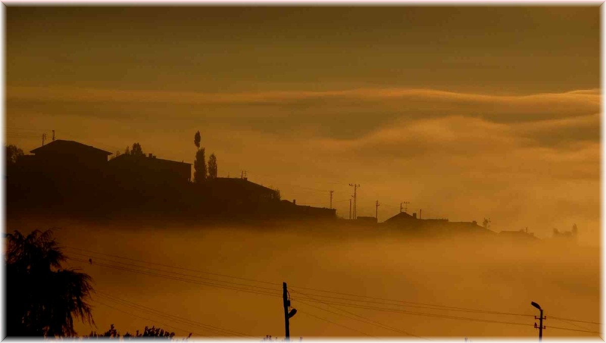Yüksekova'da etkili olan sis kartpostallık görüntüler oluşturdu
