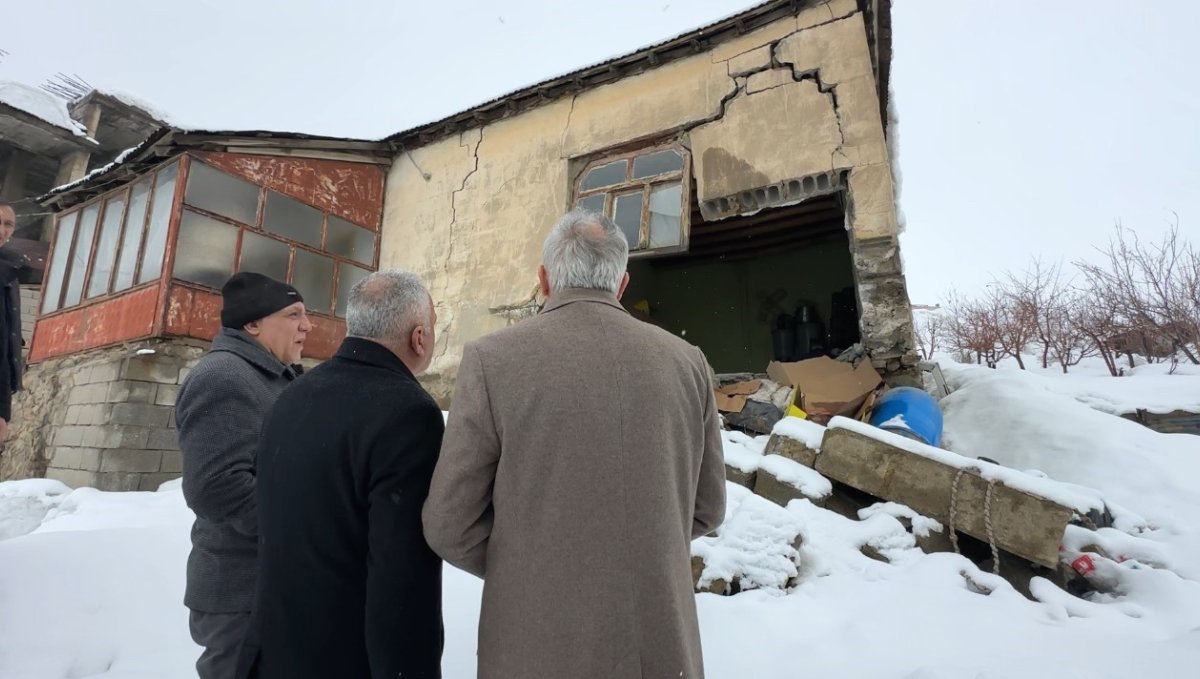 Yüksekova'da evi çöken yaşlı kadına devlet şefkati: "Yalnız bırakmayacağız"