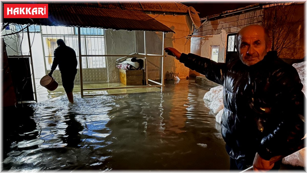 Yüksekova'da evi sular altında kalan 5 nüfuslu aile, akrabalarına sığındı