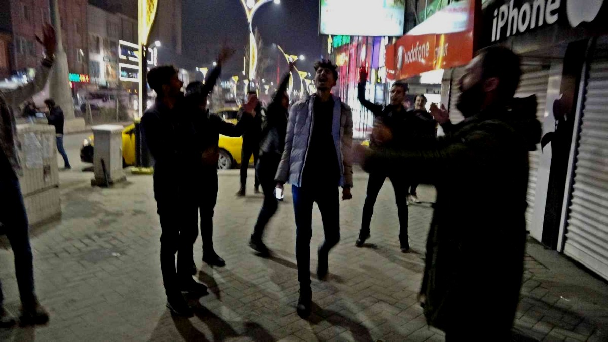 Yüksekova'da Fenerbahçeliler sevinçlerini sokağa döktü