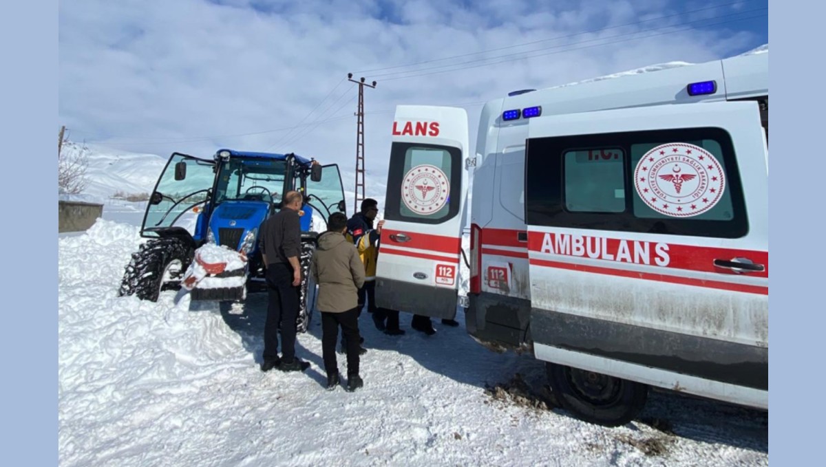 Yüksekova'da film sahnelerini aratmayan görüntüler: Hastayı kurtarmak için traktörle seferber oldular
