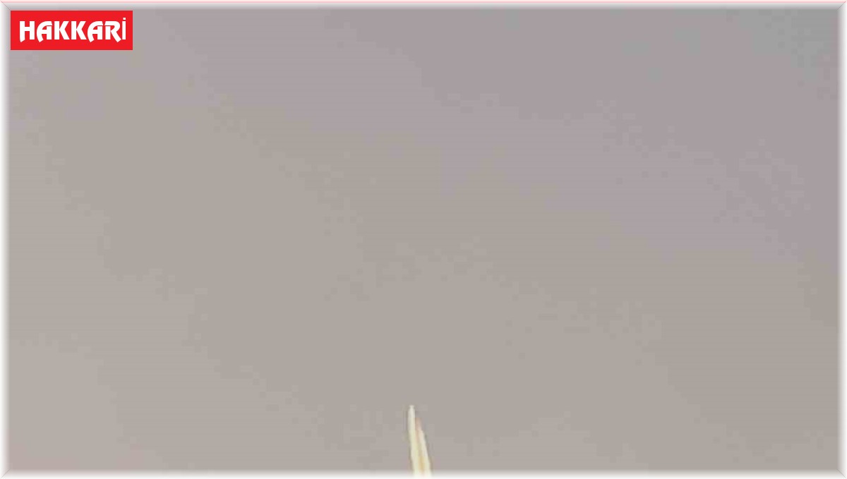 Yüksekova'da gökyüzünde ışık saçan cisim cep telefonu kamerasına yansıdı