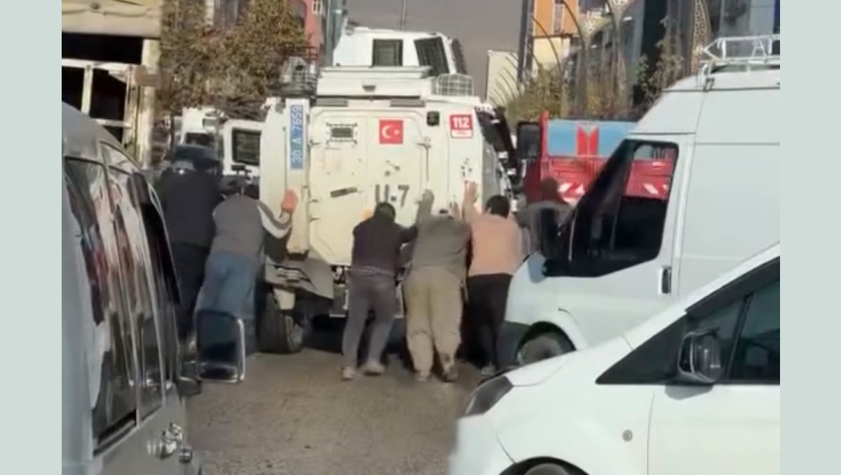 Yüksekova'da görenleri gülümseten anlar: Arızalan zırhlı araca vatandaş imecesi