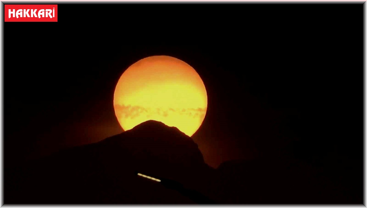 Yüksekova'da gün batımı güzelliğiyle mest etti