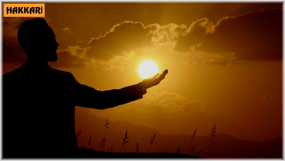 Yüksekova'da güneşin kızıl rengi ve bulutların içinden yansıyan ışınları görsel şölen sundu