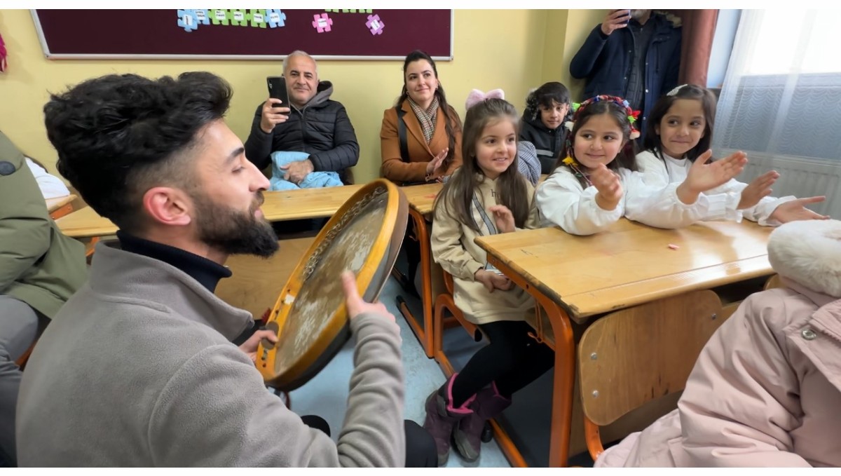 Yüksekova'da halaylı karne dağıtımı