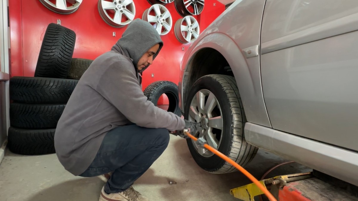 Yüksekova'da havalar soğudu, sürücüler lastik değişimine başladı