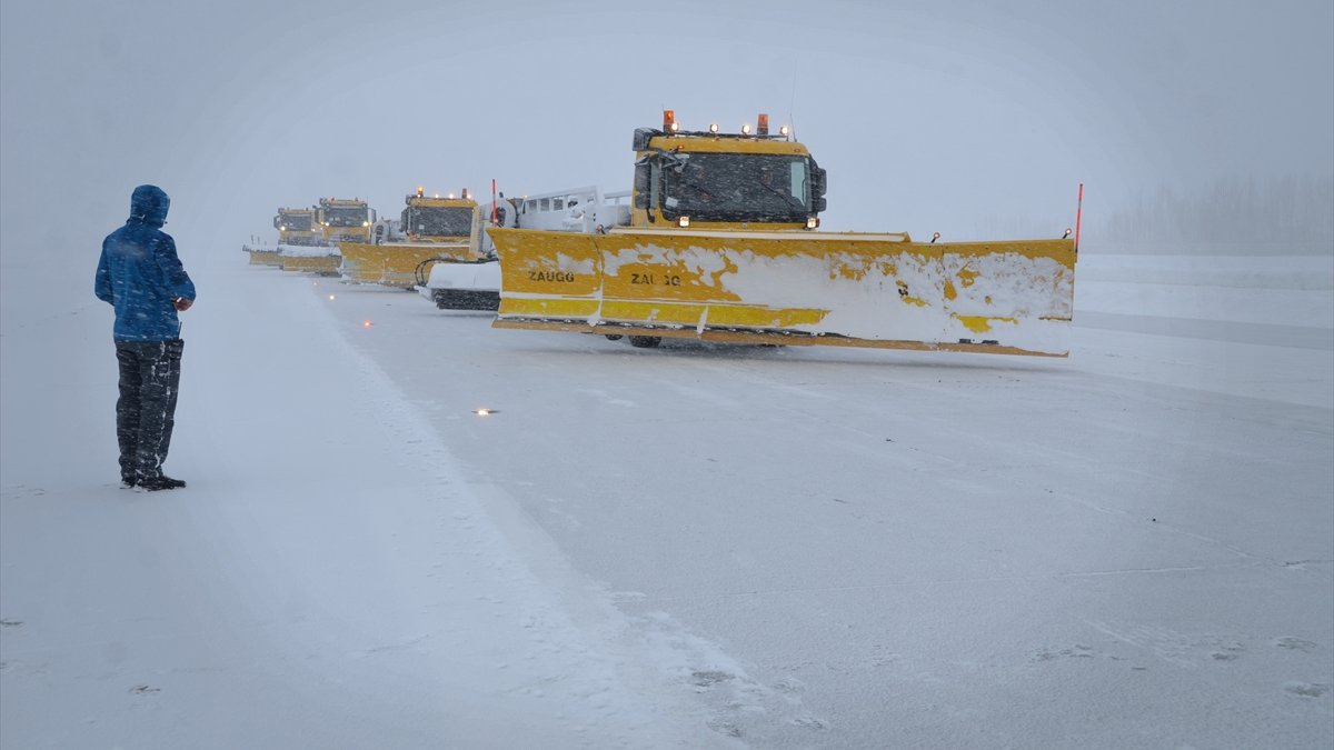 Yüksekova'da havalimanının pisti zorlu hava şartlarına rağmen ulaşıma hazır tutuluyor