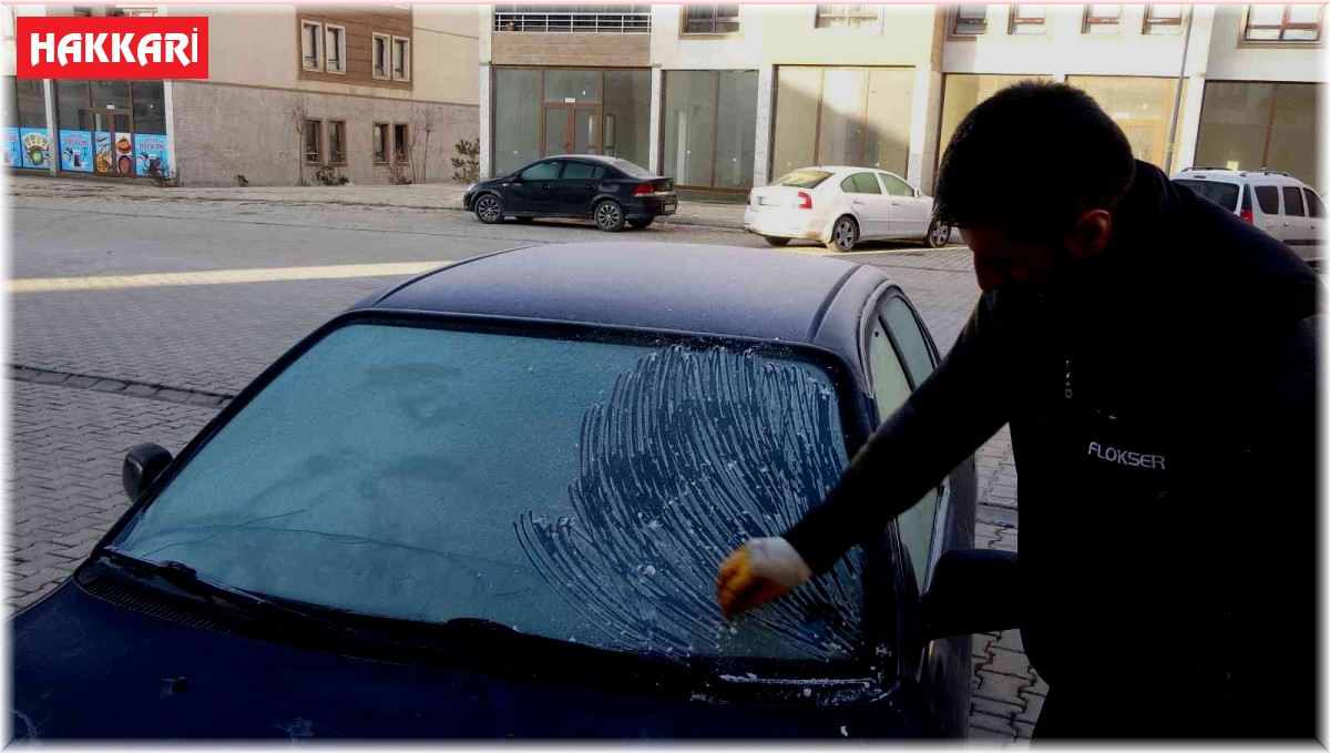 Yüksekova'da havanın soğumasıyla araçların camları buz tuttu