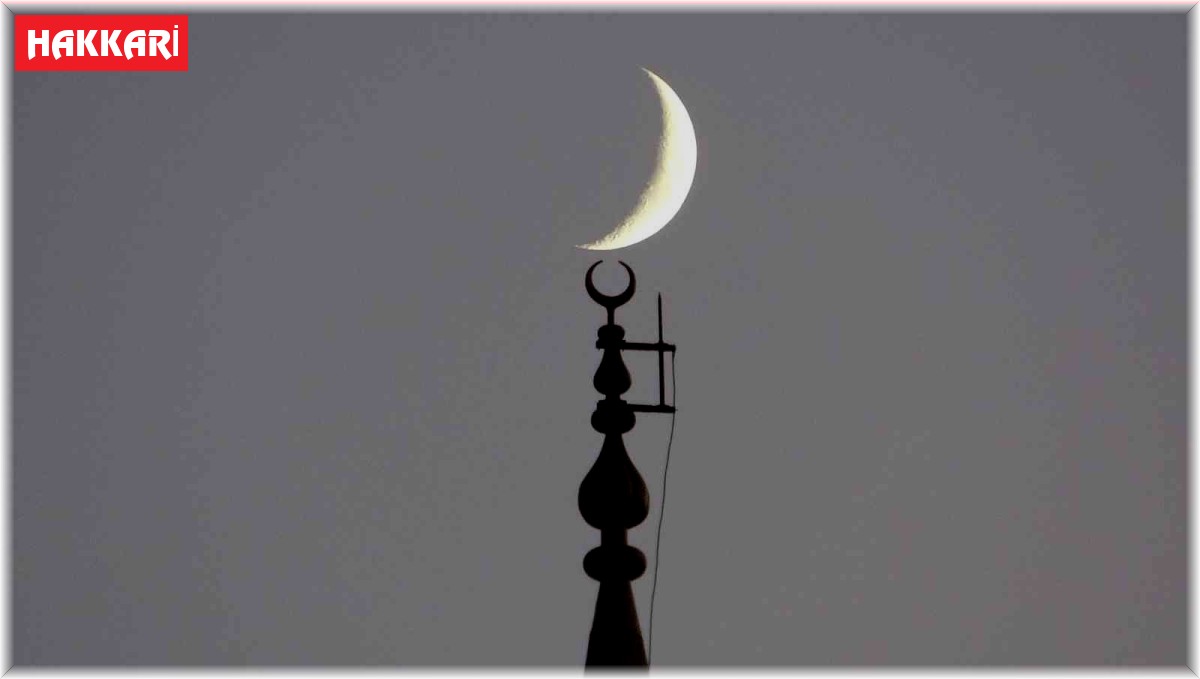 Yüksekova'da hilal güzelliği