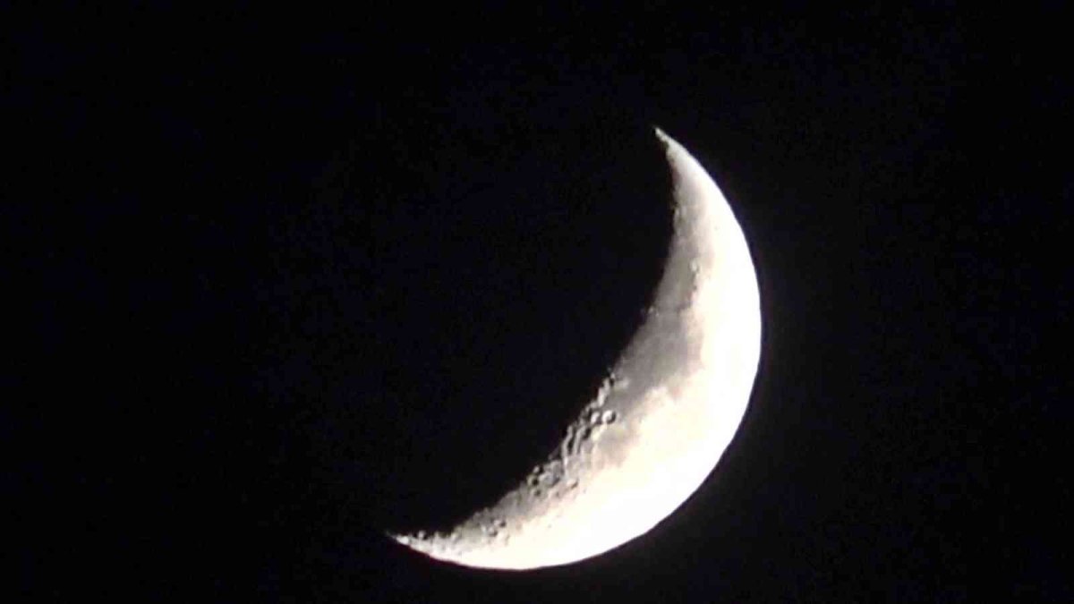 Yüksekova'da hilal güzelliği