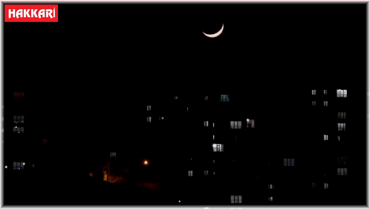 Yüksekova'da hilal hayran bıraktı