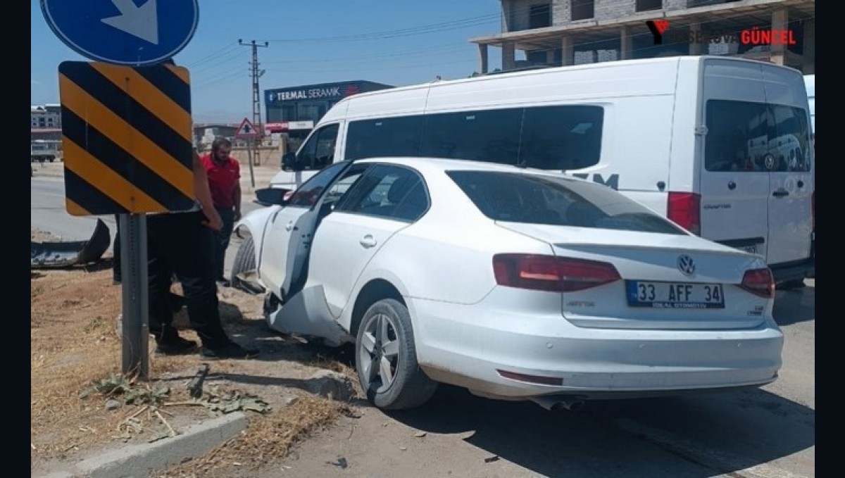 Yüksekova'da iki araç kafa kafa çarpıştı: 2 yaralı