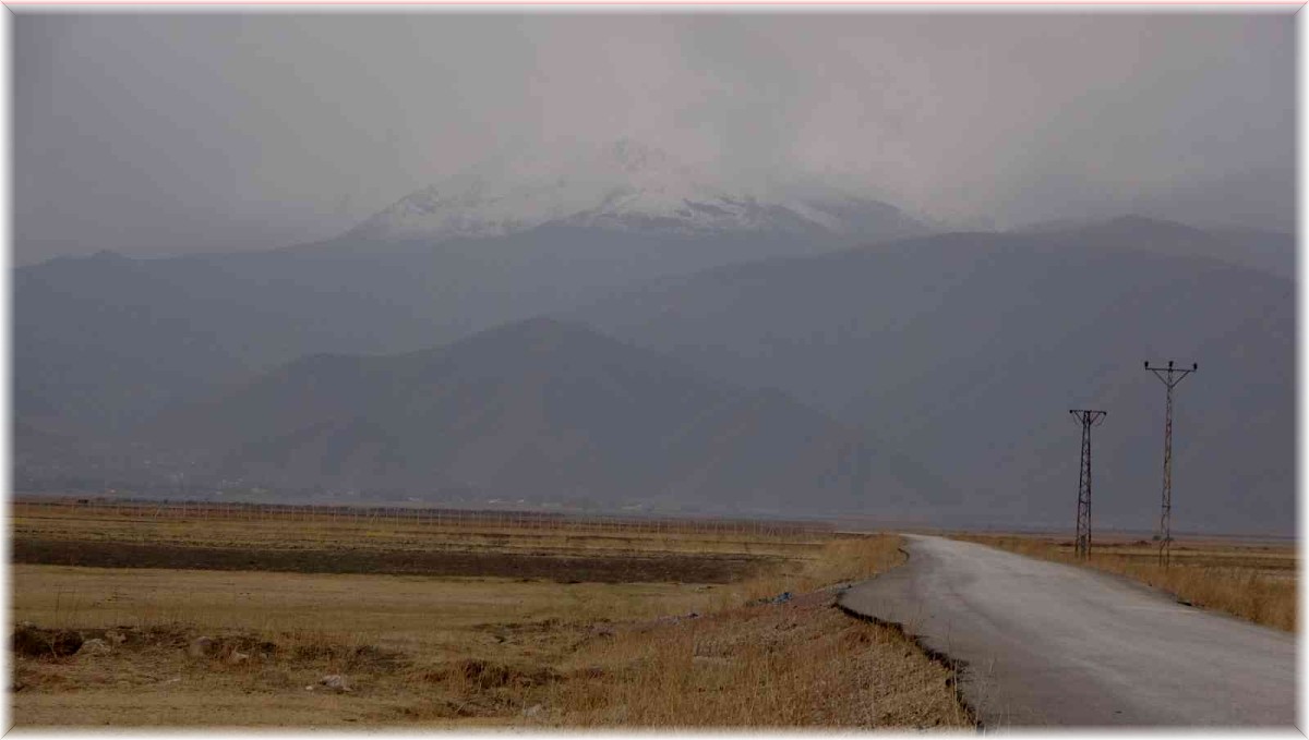 Yüksekova'da iki mevsim bir arada