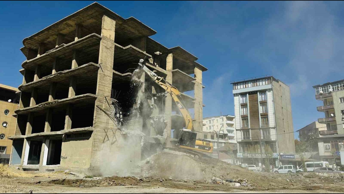 Yüksekova'da inşaat halindeki 23 yıllık bina yıkıldı