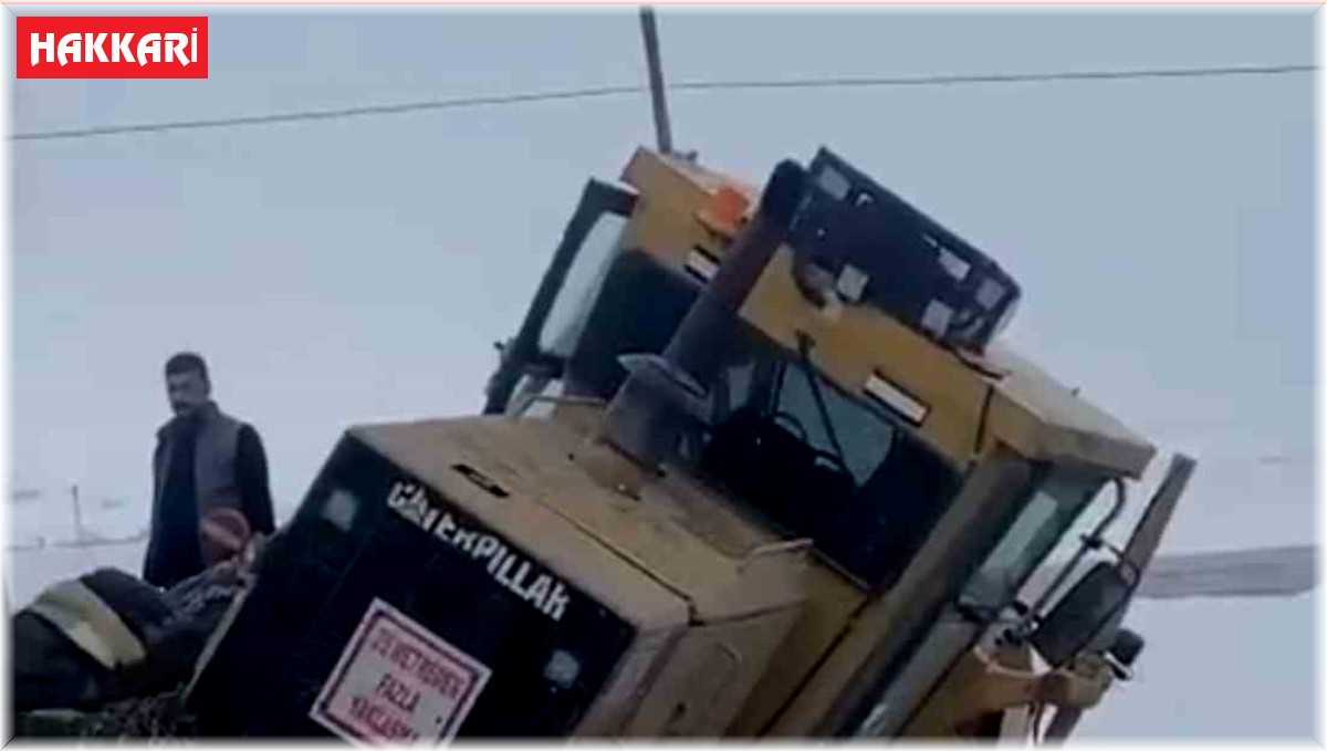 Yüksekova'da iş makinesi yol kenarındaki boşluğa düştü