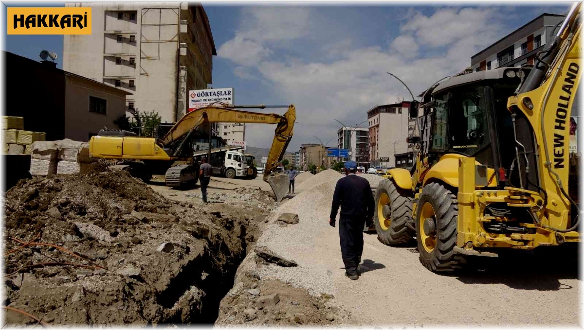 Yüksekova'da kaldırım yapım çalışması
