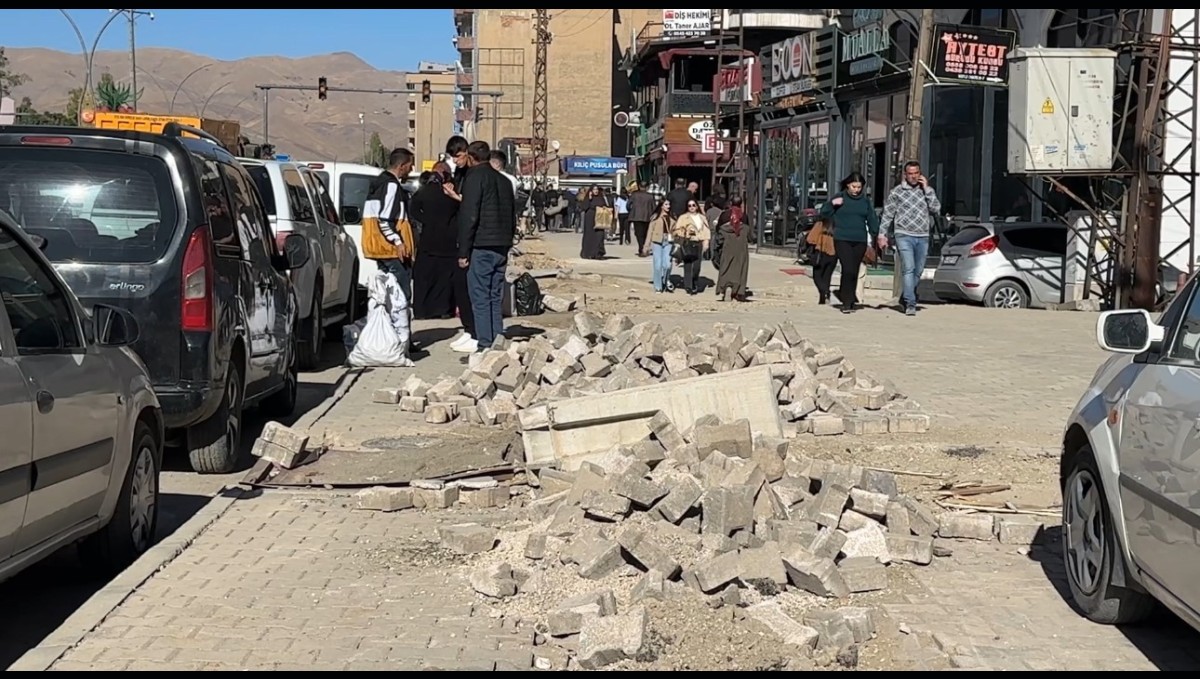 Yüksekova'da kaldırımlar adeta köstebek yuvasına döndü