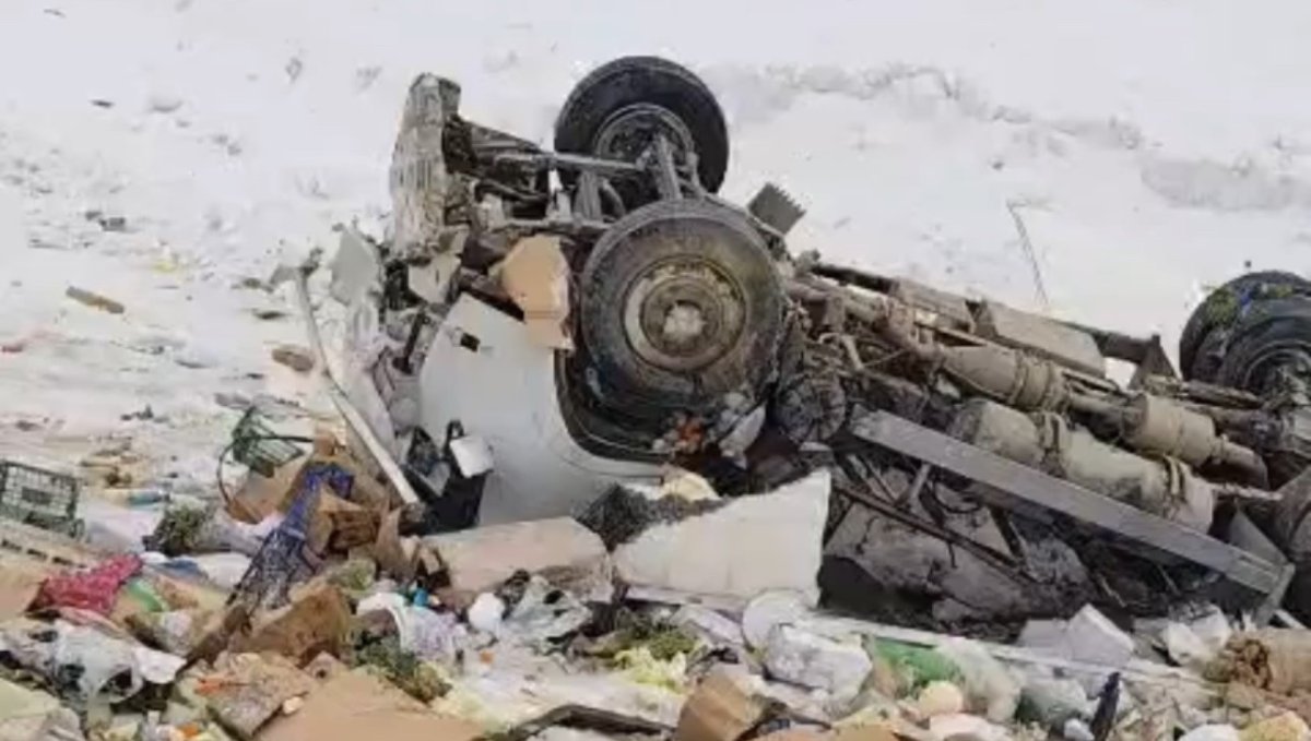 Yüksekova'da kamyonet şarampole yuvarlandı: 1 kişi yaralandı