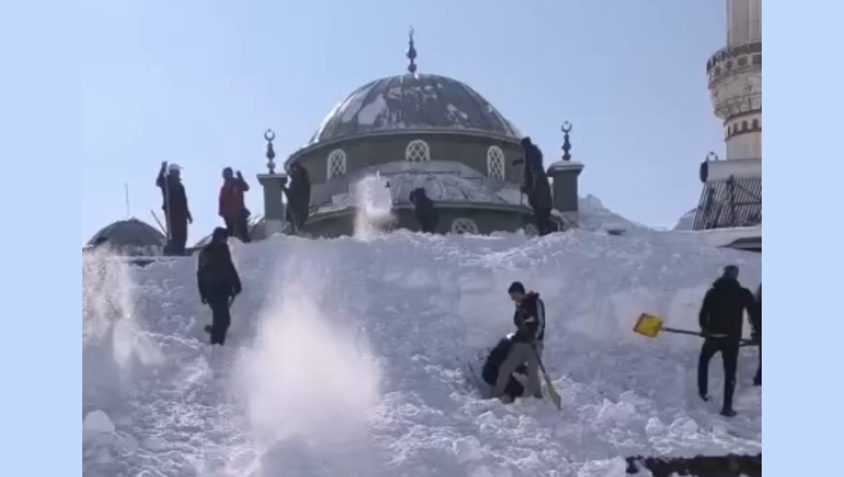 Yüksekova'da kar altında kalan cami ve evler imece usulü temizlendi