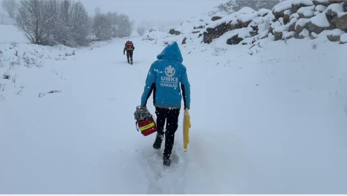 Yüksekova'da kar engeline rağmen 72 yaşındaki hasta hastaneye ulaştırıldı