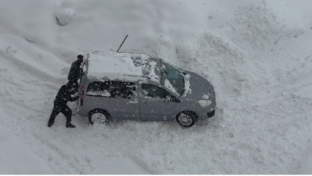 Yüksekova'da kar esareti