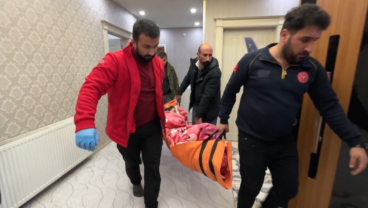 Yüksekova'da kar geçit vermedi, ekipler vazgeçmedi: 2 saatlik kurtarma mücadelesi