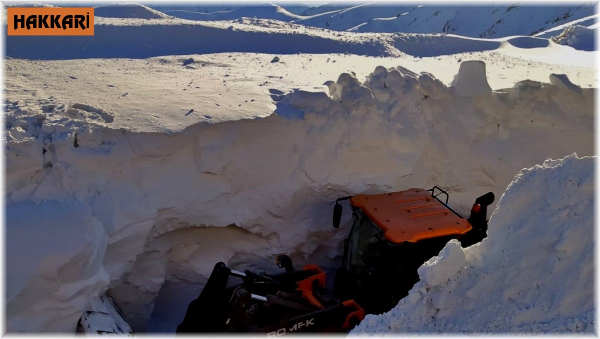 Yüksekova'da kar kalınlığı iş makinelerinin boyunu geçti