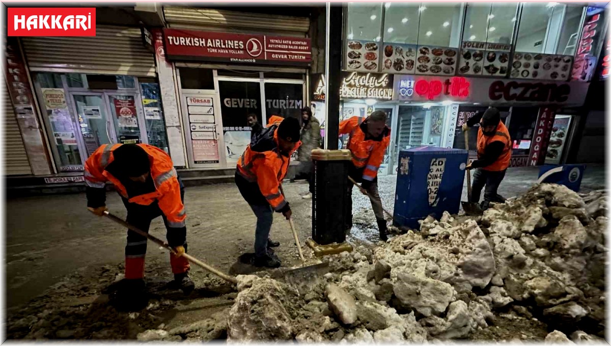 Yüksekova'da kar mesaisi devam ediyor