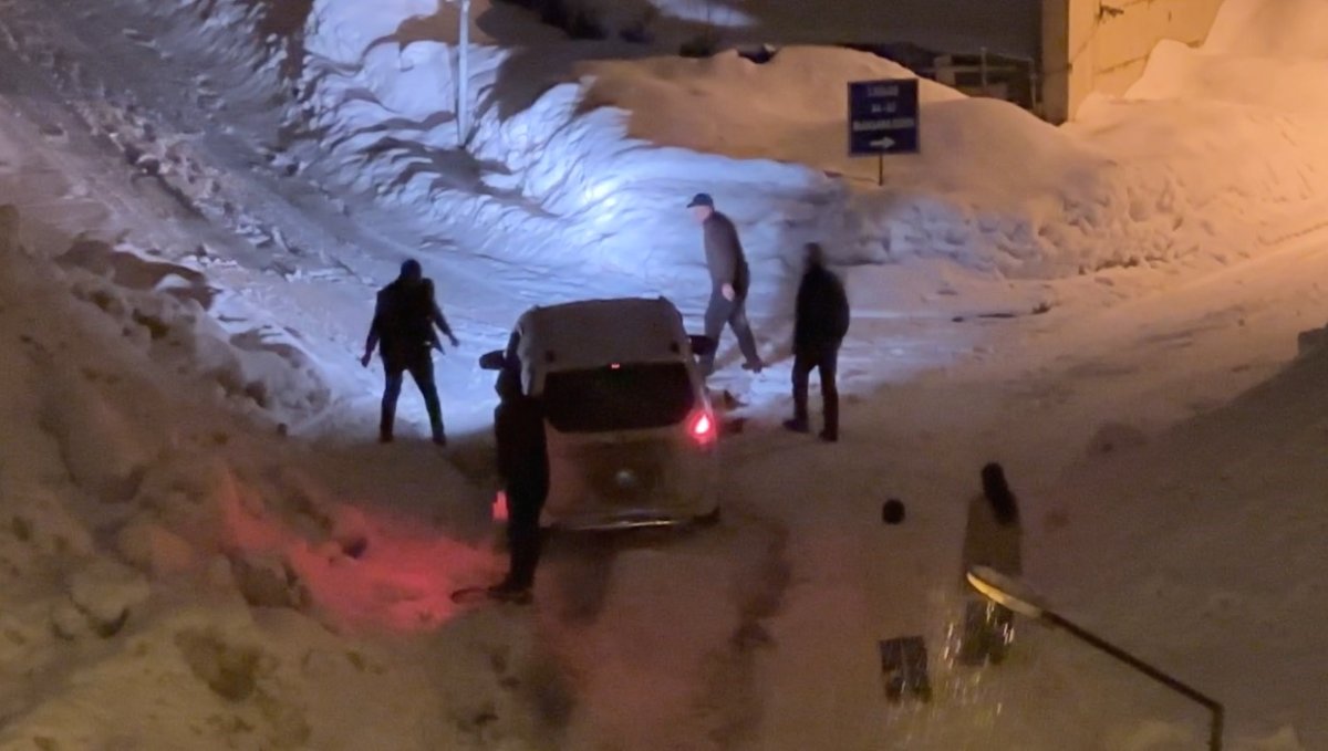 Yüksekova'da kar yağışı: Araçlar imece usulü kurtarıldı