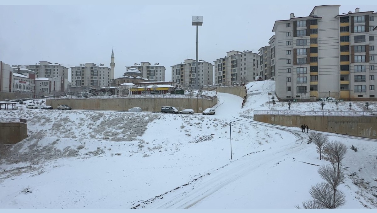 Yüksekova'da kar yağışı başladı