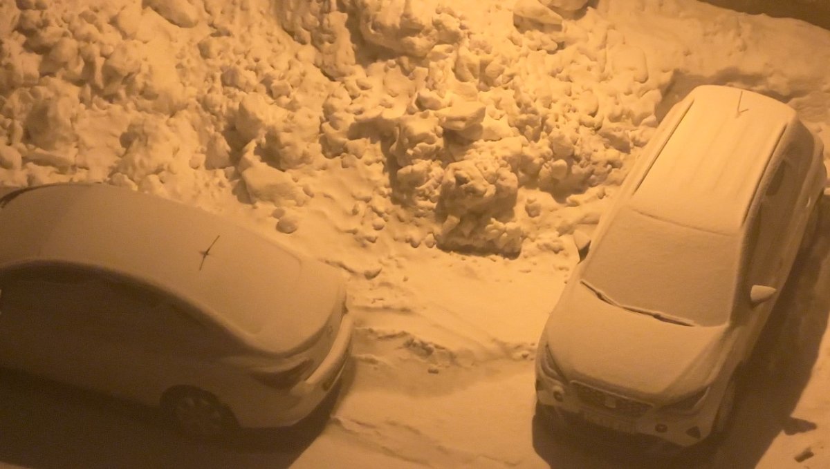 Yüksekova'da kar yağışı ve sis etkili oluyor