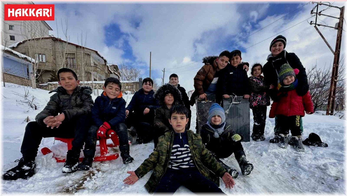 Yüksekova'da kar yağışına en çok çocuklar sevindi