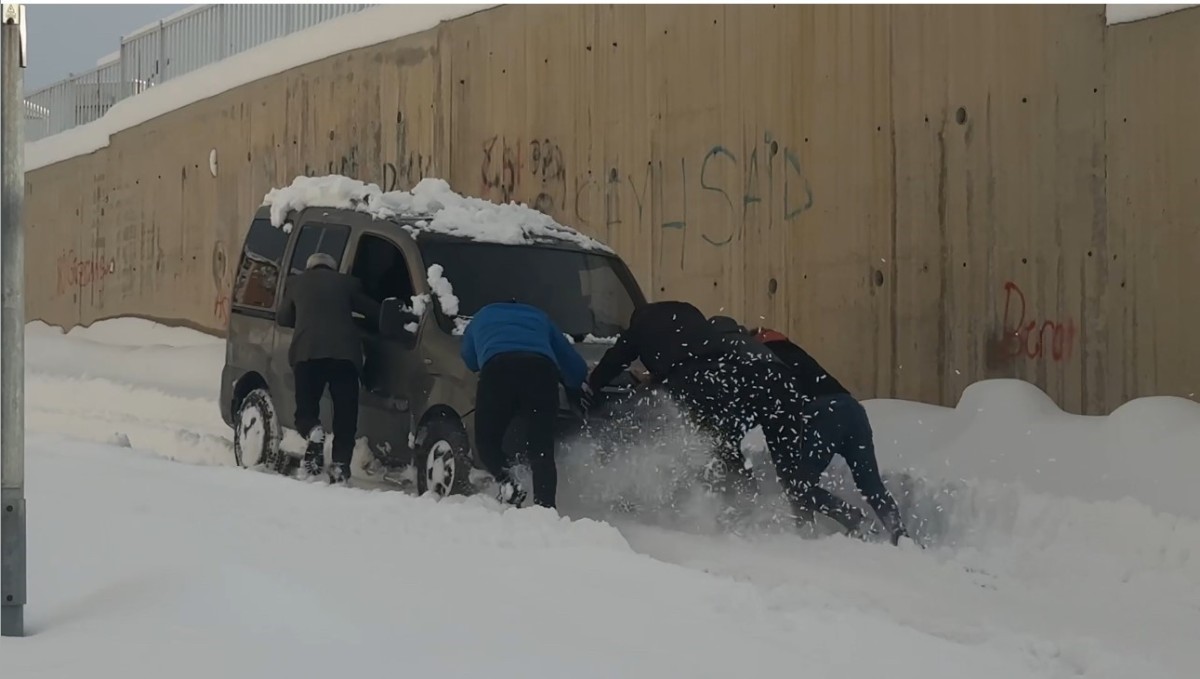 Yüksekova'da kara saplanan araç vatandaşlarca kurtarıldı