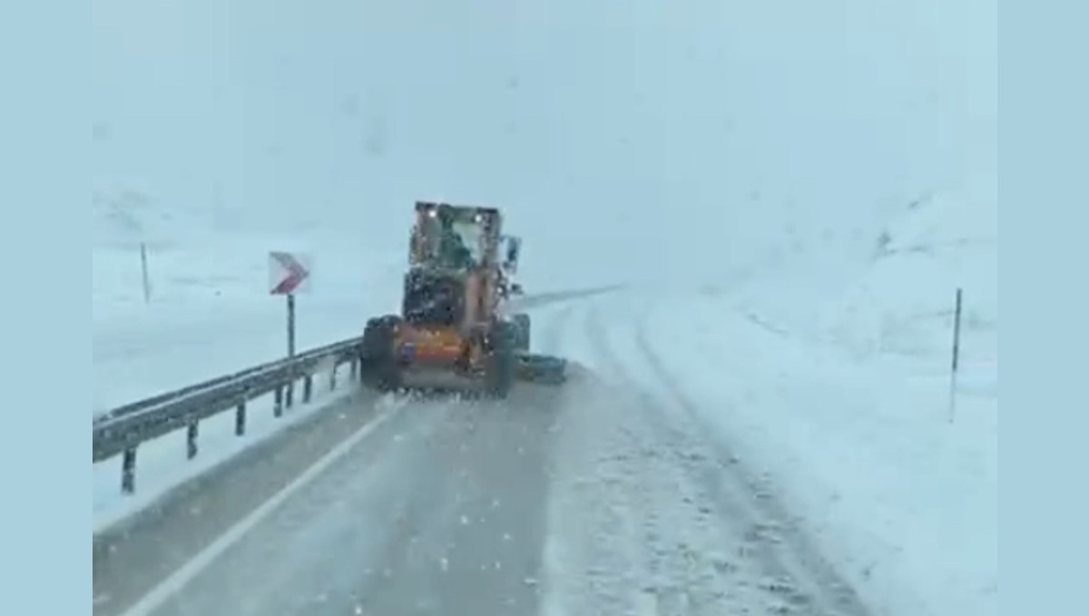 Yüksekova'da Karayolları ekipleri, karla mücadele çalışması yaptı