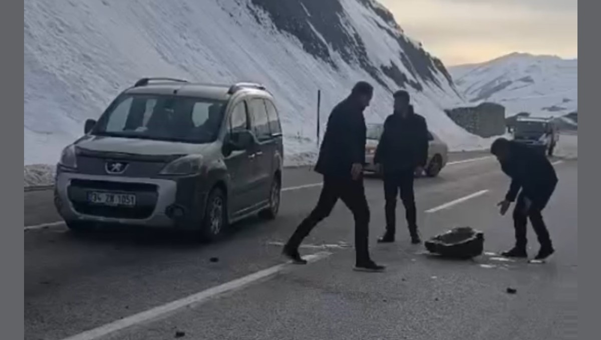 Yüksekova'da karayoluna düşen kaya parçaları sürücülere korku dolu anlar yaşattı