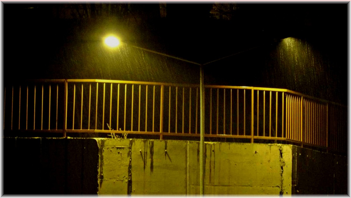 Yüksekova'da karla karışık yağmur etkisini gösterdi