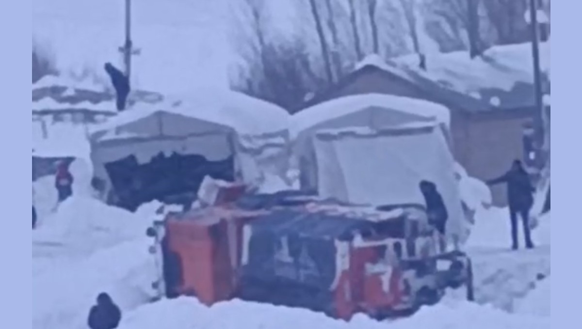 Yüksekova'da karla mücadele aracı devrildi