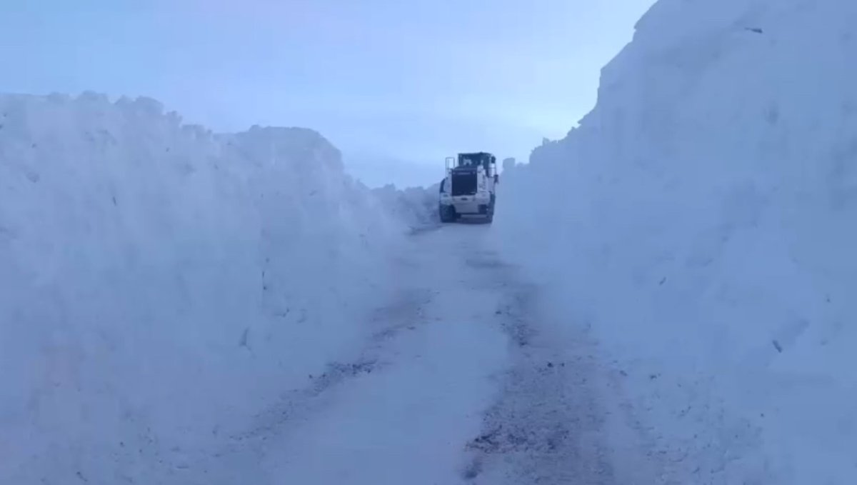 Yüksekova'da karla mücadele: İş makineleri boyunu aşan kar tünelleri oluştu
