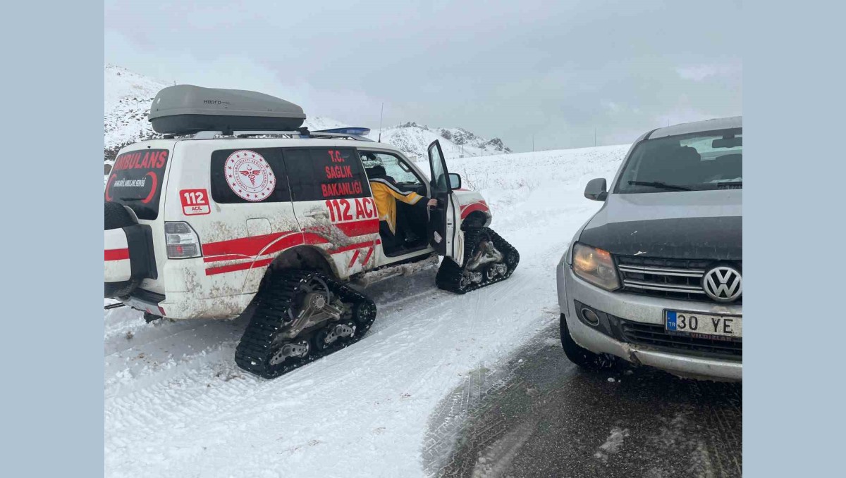 Yüksekova'da karla mücadele ve hasta kurtarma operasyonu