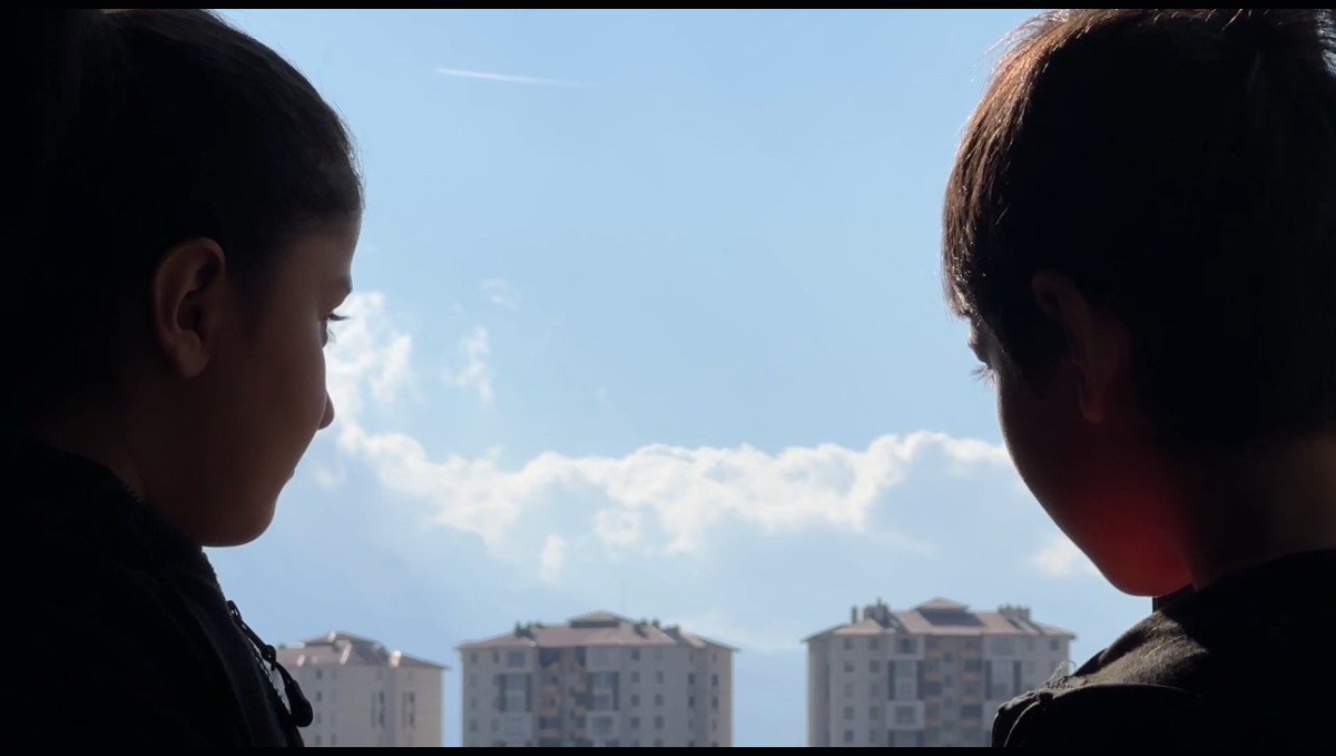 Yüksekova'da karlı dağlar ve bulutlar birleşti