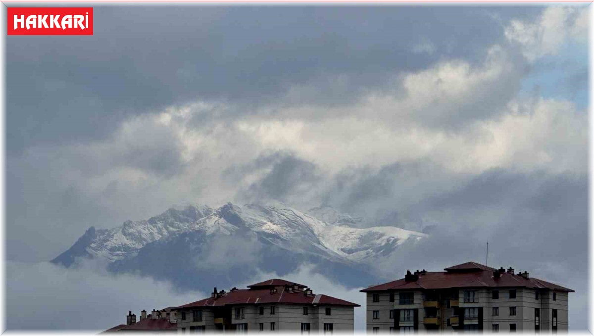 Yüksekova'da karlı dağlarla bütünleşen bulutlardan görsel şölen