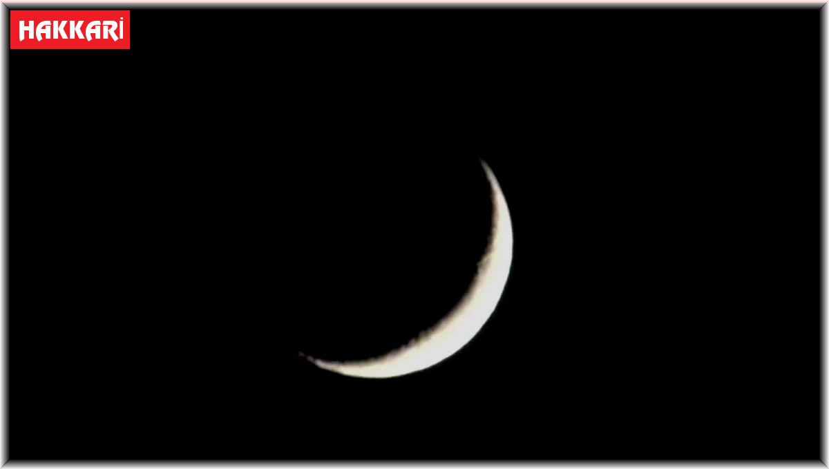 Yüksekova'da kartpostallık "hilal" manzarası