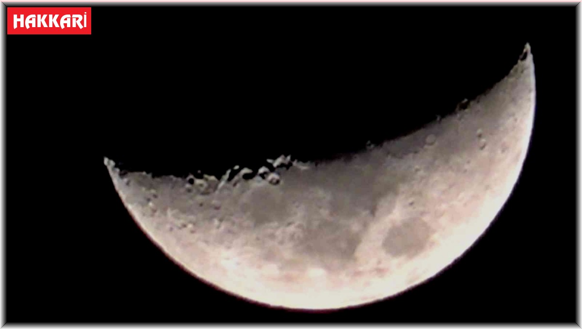 Yüksekova'da kartpostallık 'yarım ay' manzarası