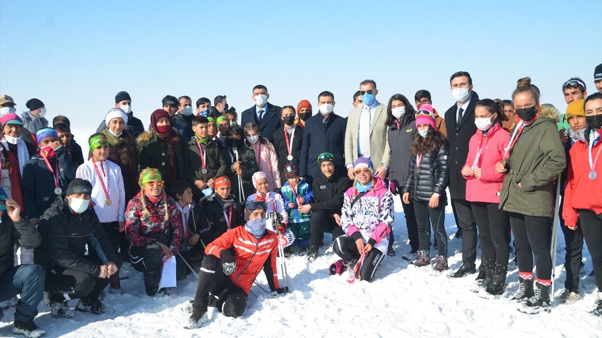 Yüksekova'da "Kayaklı Koşu İl Birinciliği Yarışması" düzenledi