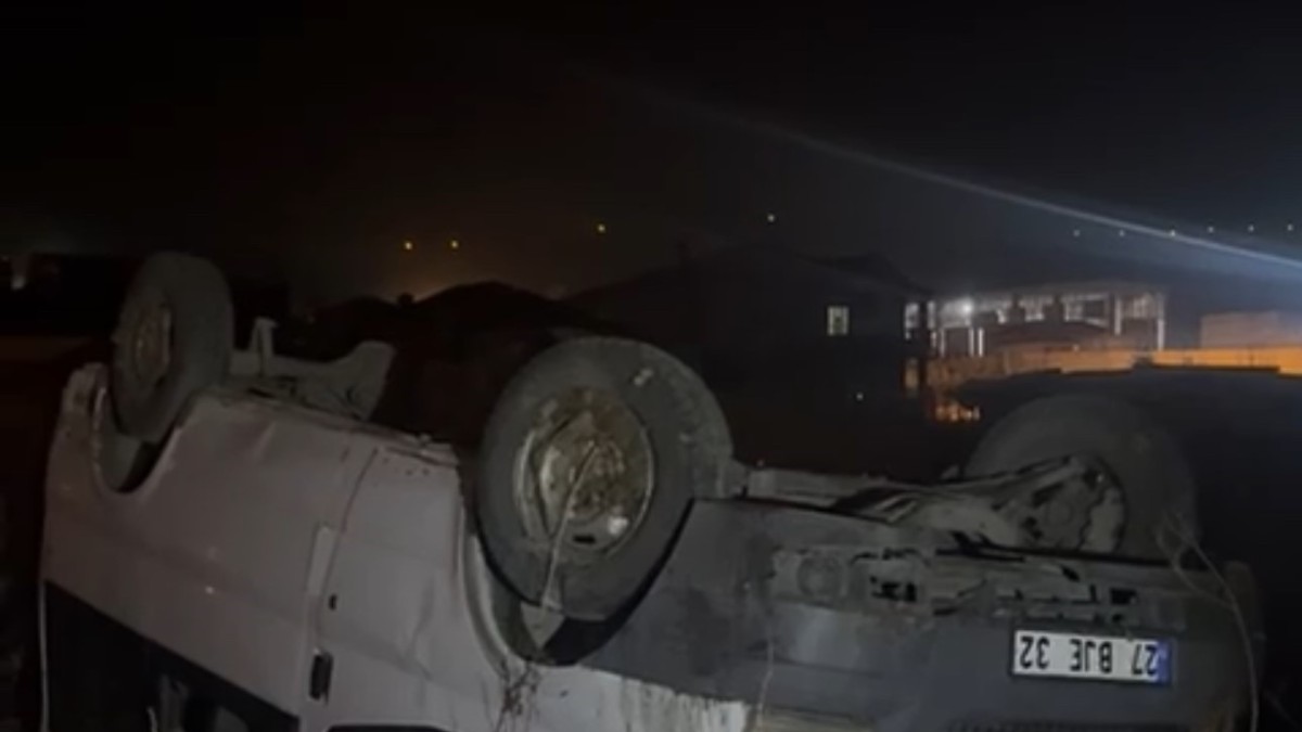 Yüksekova'da kontrolden çıkan minibüs takla attı: 7 yaralı