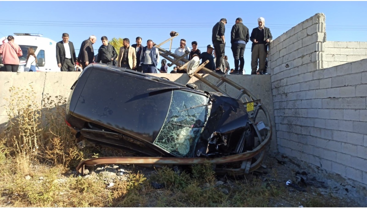 Yüksekova'da kontrolden çıkan otomobil şarampole yuvarlandı: 5 yaralı