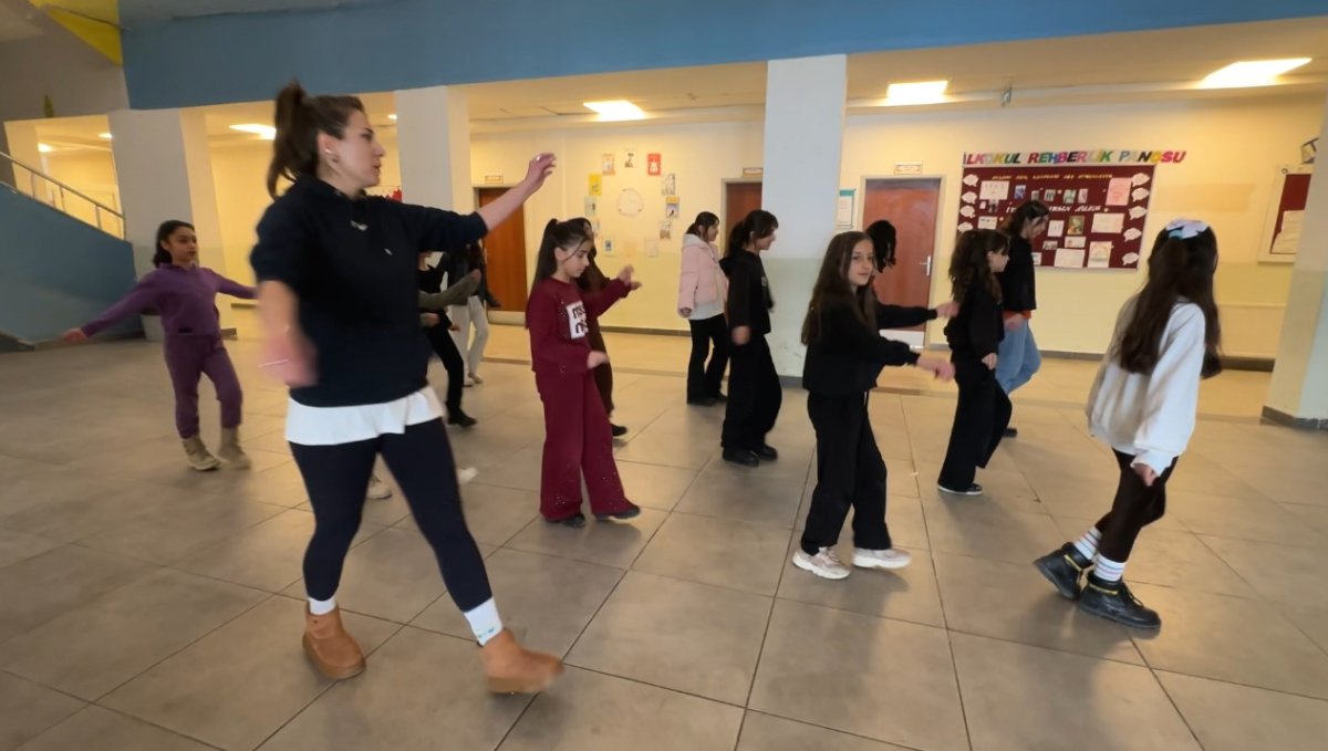 Yüksekova'da kültür sanat buluşması: Hakkari halayı ile Ege'nin zeybeği buluştu