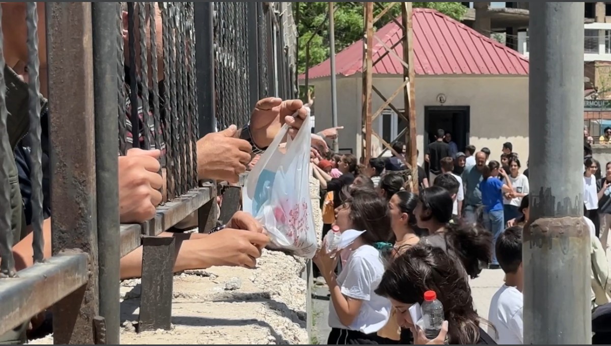 Yüksekova'da LGS sınavına giren öğrencilerin molasında ilginç görüntüler oluştu